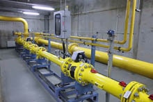Ultrasonic gas flow meters in a permanent series connection