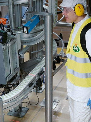  A blind spot during production prevents the machine operator from seeing each box accurately.