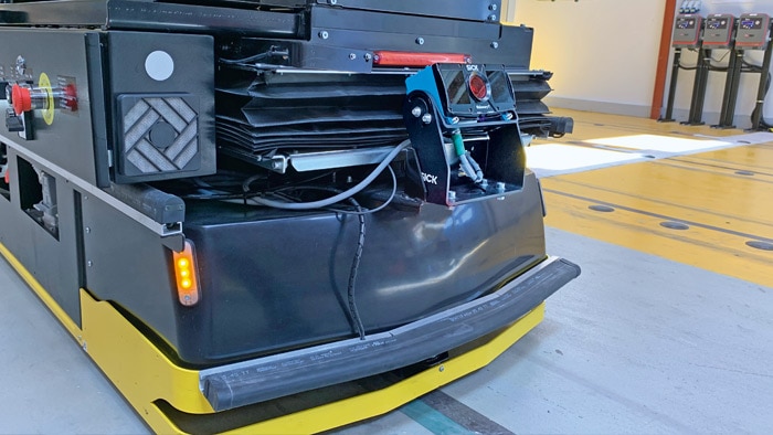 The Visionary-T DT operates on the principle of time-of-flight measurement. The 3D vision camera mounted on the vehicle detects a large area in front of the AGV with its three-dimensional detection volume.