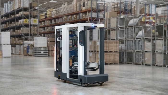 Der mobile Roboter SOTO 2 versorgt die industrielle Produktion komplett autonom mit Kleinladungsträgern.