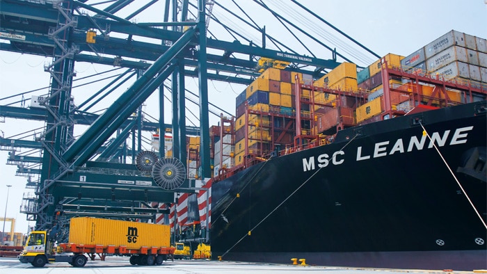 Ein beeindruckendes Bild im Hafen Valencia: Auf einer Länge von 770 Metern bewegen sich acht Ship-to-Shore-Containerkräne wie von Geisterhand fahrerlos hin und her. 
