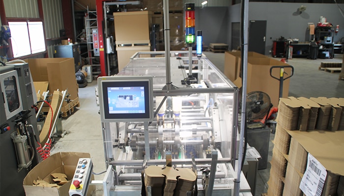 Machine de façonnage de barquettes en carton MATEK équipée de la colonne lumineuse SLC