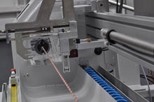 Cable twisting at Komax: Automatic quality control with distance sensors