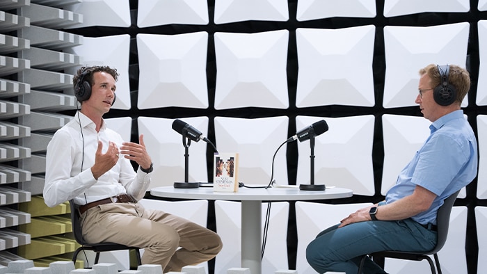 Arnd Sörensen (links) im Gespräch mit Podcast-Moderator Patrick Bornstein (rechts).
