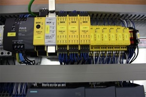 Flexi Soft puede integrarse sencillamente en instalaciones grandes con unidades de control superior gracias a sus diversos módulos de bus que utilizan tecnología Ethernet.