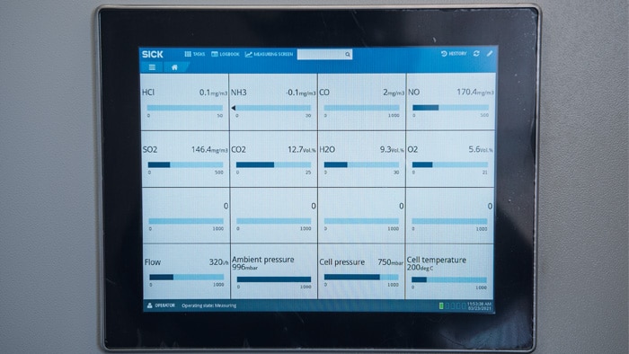 Der Touchscreen des MCS200HW Mehrkomponenten-Analysensystem zeigt auf einen Blick die Werte der zu messenden Komponenten und den Gerätestatus an. 