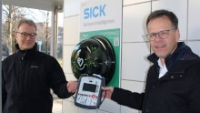 DRK KV Emmendingen weitet „Region der Lebensretter“ aus: SICK AG spendet öffentlich zugänglichen Defibrillator