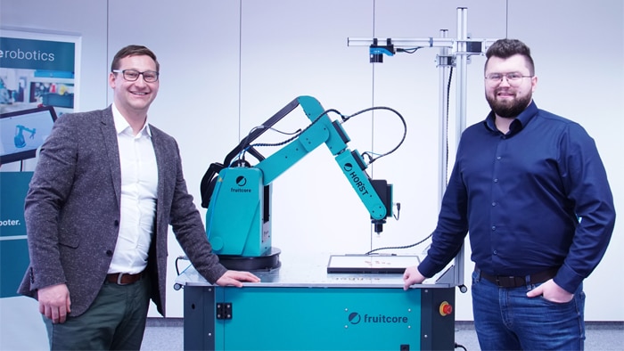 Von links: Jonathan Ruf, Regional Account Manager bei der SICK AG, und Eduard Reiswich, Elektronikentwickler, Fachbereichsleiter Robotersysteme bei fruitcore robotics