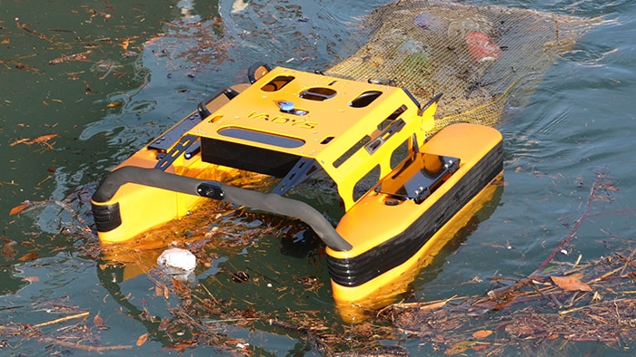 Jellyfishbot, robot autonome qui collecte les déchets et hydrocarbures sur les plans d'eau