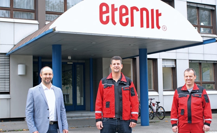 De gauche à droite : Georg Lehbrunner, directeur régional des ventes chez SICK Autriche, Roman Felbinger, planification de la maintenance chez Eternit, et Dietmar Futterknecht, ingénierie électrique et automatisation chez Eternit.
