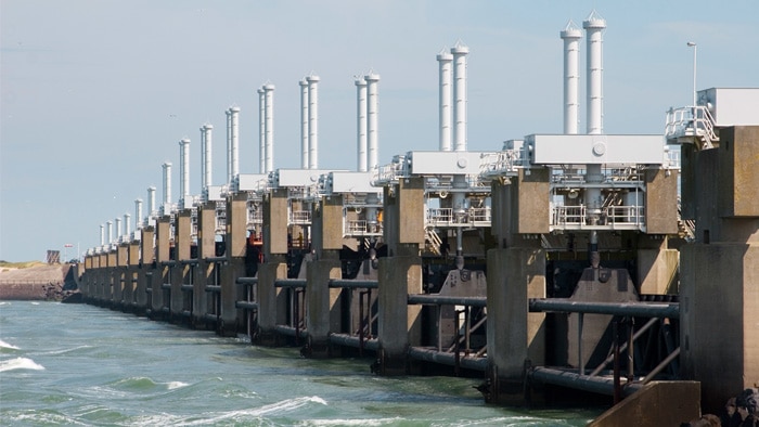 Die Tore des Sperrwerks Oosterschelde werden mit Encodern von SICK überwacht, um zuverlässig Schutz gegen Nordsee-Hochwasser zu bieten.