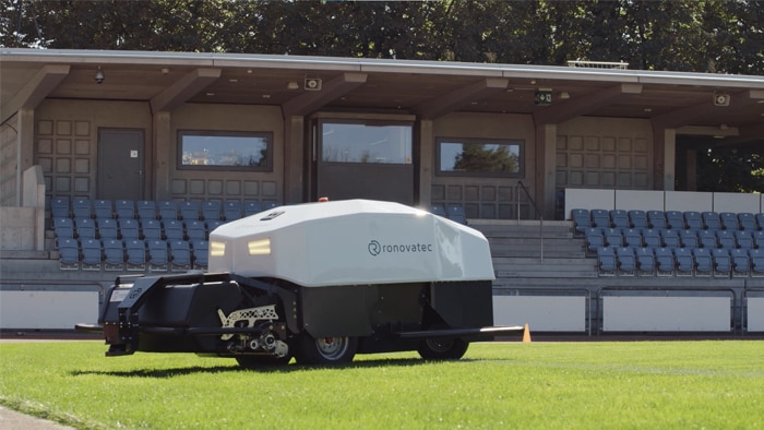 RoviMo® ist der weltweit erste vollelektrische, CO2-emissionsfreie, fahrerlose Mehrzweck-Roboter für große Grünflächen.