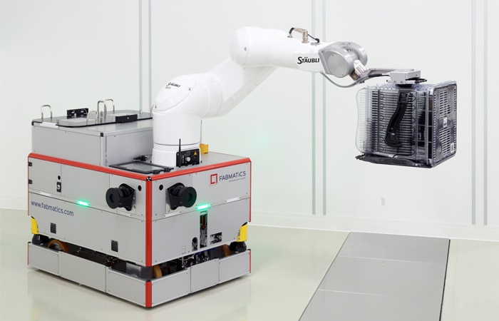 Die Miniatur-Lichtschranken der W2S-2-Familie führen den Roboterarm sicher und zuverlässig beim Greifen der wertvollen Ware. 