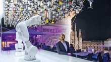 Geschüttelt, nicht gerührt: Makr Shakr, KUKA und SICK mixen Cocktails mit einem Roboter