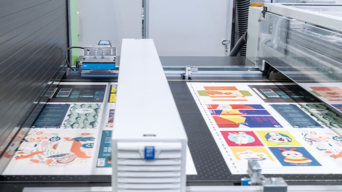 The print finishing systems from Steinemann DPE are equipped with the non-contact SPEETEC sensors.