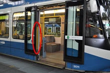 Please board the train! Safety light curtains monitor streetcar doors in Zurich