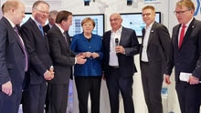 Die Kanzlerin besucht SICK – Deep Learning beeindruckt Merkel und Löfven auf der Hannover Messe 2019 tief