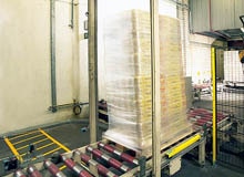 Intelligent determination between goods and people: E. Leclerc protects palletizing systems with safety light curtains from SICK