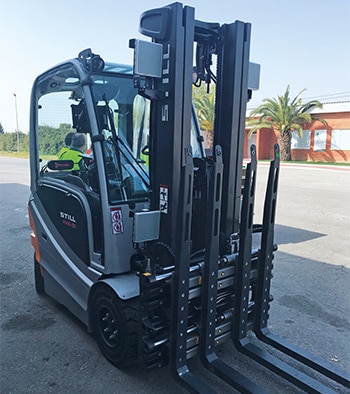 The forklift is equipped with up to six antennas connected to an RFID reader and a tablet.